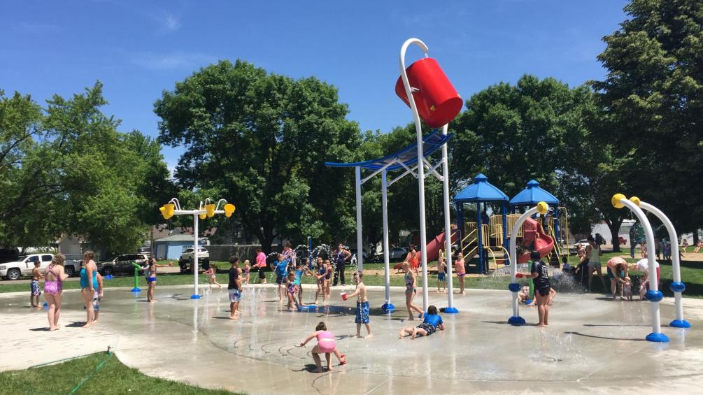 sioux city leeds splash pad with kids playing in water